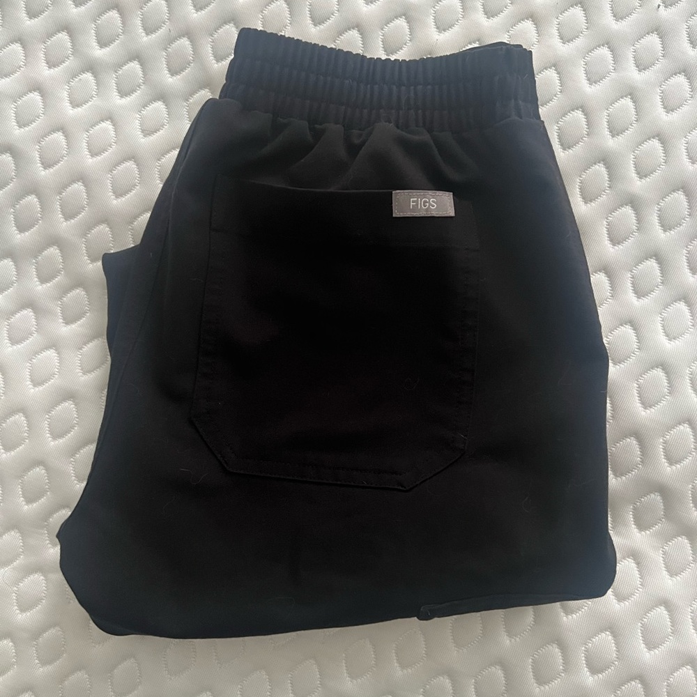 Figs Yoga Skinny Scrub Pants in black-  xsp